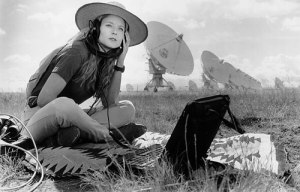 Jodie Foster as Ellie Arroway, sitting outside VLA. 